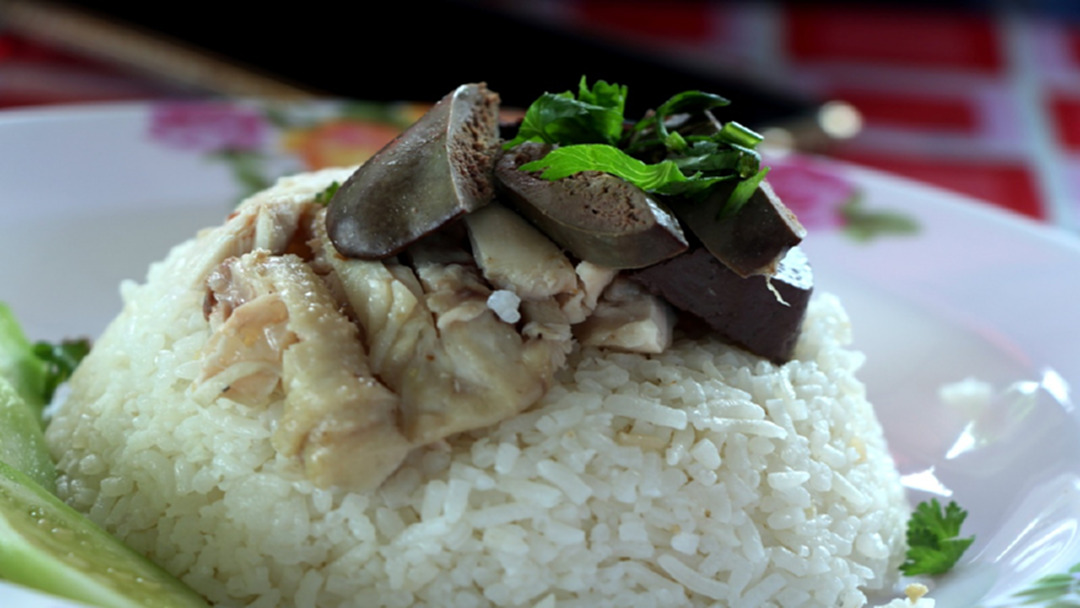สวนกระแสแก็สแพง!! "สาวตรัง" ขายข้าวมันไก่ 20 บาท