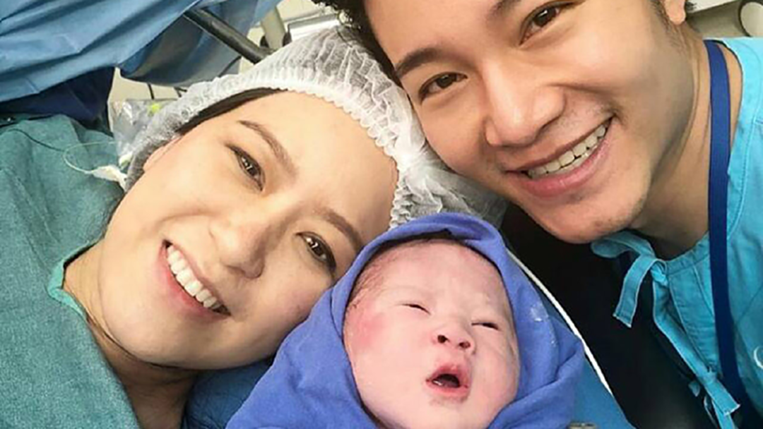 อั๋น ภูวนาท ยิ้มปริ! จ๋า คลอดลูกคนแรกแล้ว ตั้งชื่อน้องพอล อั๋น ภูวนาท ยิ้มปริ! จ๋า คลอดลูกคนแรกแล้ว ตั้งชื่อน้องพอล