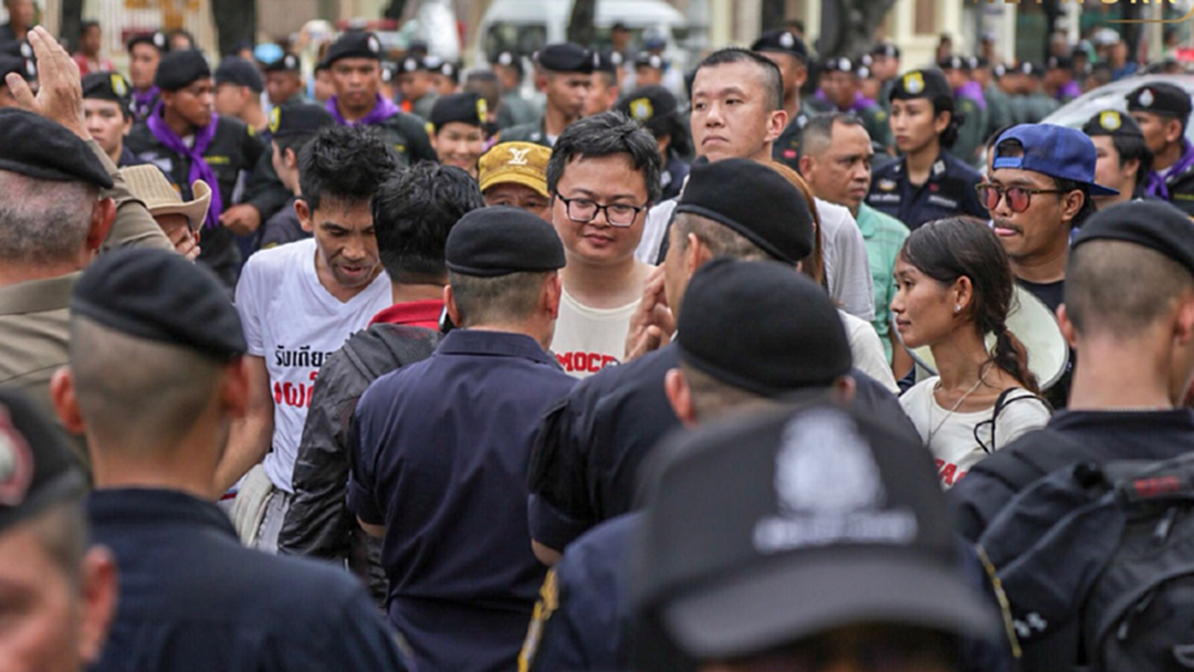 กลุ่มคนอยากเลือกตั้ง ประกาศยุติการชุมนุมแล้ว แกนนำทยอยเข้ามอบตัว กลุ่มคนอยากเลือกตั้ง ประกาศยุติการชุมนุมแล้ว แกนนำทยอยเข้ามอบตัว