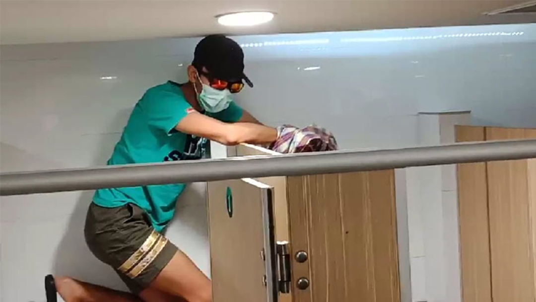 หนีไม่รอด มือฉกทรัพย์ระหว่างเหยื่อกำลังปลดทุกข์ในห้องดัง ถูกรวบหลังนำโทรศัพท์เหยื่อไปขาย
