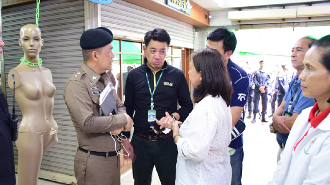 ค้นตลาดใหม่ดอนเมืองยึดเครื่องสำอางเถื่อน 3 แสนชิ้น สางปัญหาเรียกค่าคุ้มครอง ค้นตลาดใหม่ดอนเมืองยึดเครื่องสำอางเถื่อน 3 แสนชิ้น สางปัญหาเรียกค่าคุ้มครอง