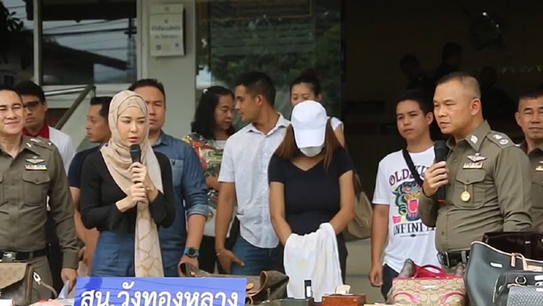รวบสาวสอง สุดแสบ! ยกเค้าบ้าน "นุ๊ก สุทธิดา" หาเงินทำศัลยกรรม รวบสาวสอง สุดแสบ! ยกเค้าบ้าน "นุ๊ก สุทธิดา" หาเงินทำศัลยกรรม
