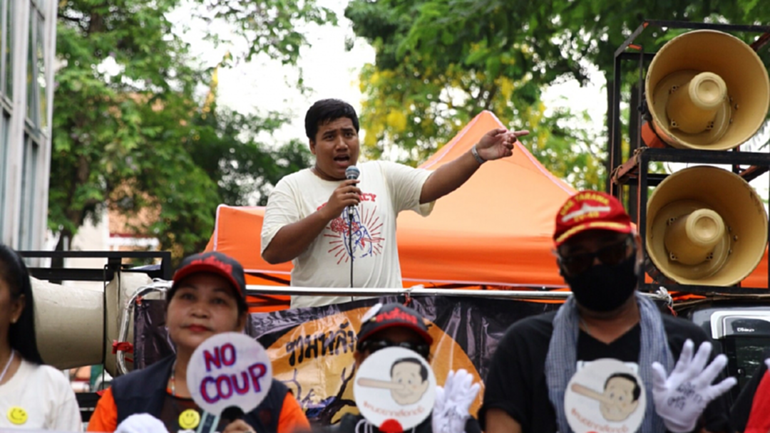 ตรึงกำลังแน่นสกัด! กลุ่มคนอยากเลือกตั้งปักหลักชุมนุมท่ามกลางฝนตกหนัก ตรึงกำลังแน่นสกัด! กลุ่มคนอยากเลือกตั้งปักหลักชุมนุมท่ามกลางฝนตกหนัก