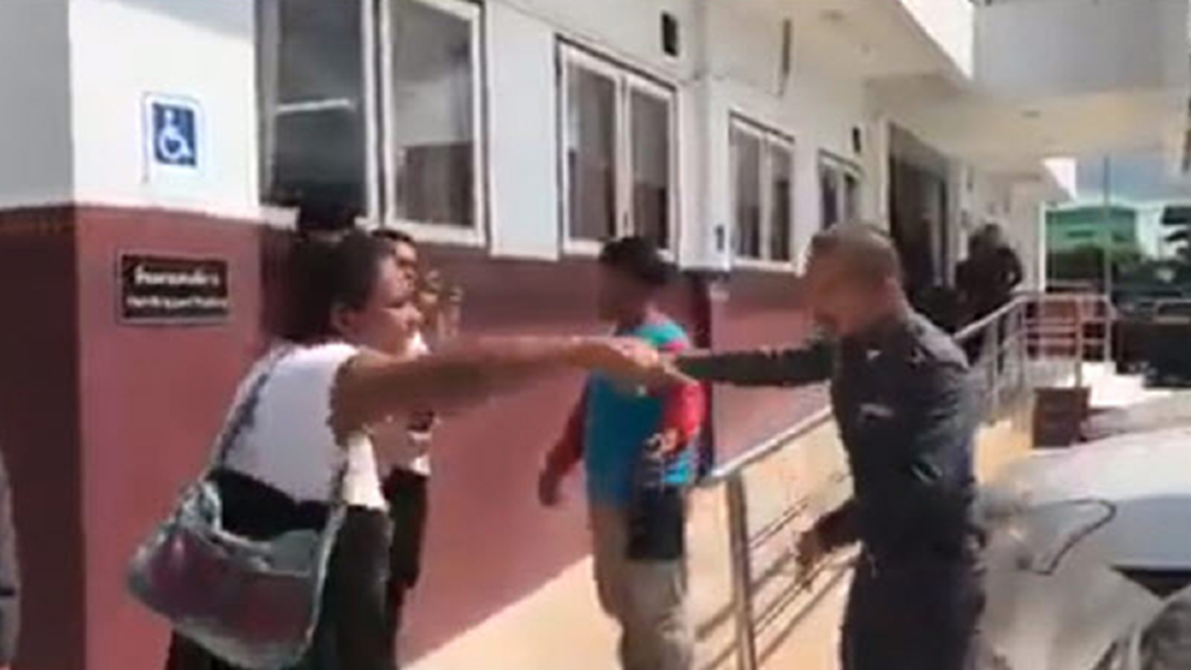 แม่โจ๋มาบตาพุด เถียงตำรวจลั่นโรงพัก จะจับลูกต้องเอาหมายจับมาโชว์ก่อน [คลิป]