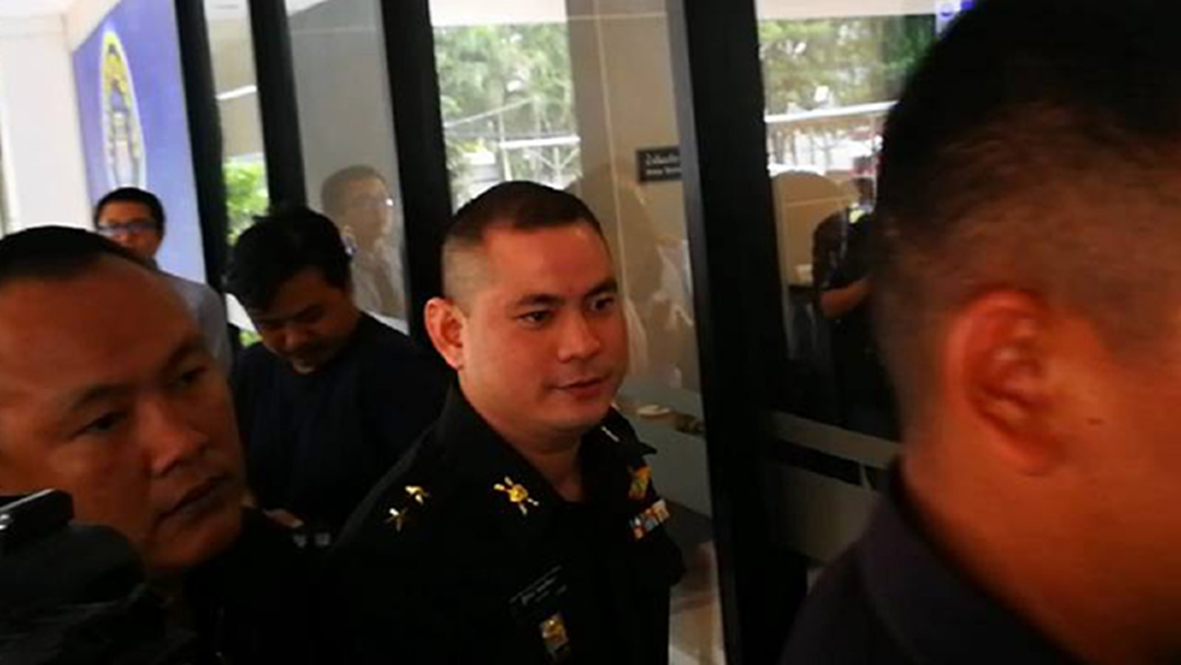 "ร้อยโท" คาดเอี่ยวเงินทอนวัด เข้าแจงเรื่องปืน 23 กระบอกที่ค้นเจอในบ้าน "ร้อยโท" คาดเอี่ยวเงินทอนวัด เข้าแจงเรื่องปืน 23 กระบอกที่ค้นเจอในบ้าน