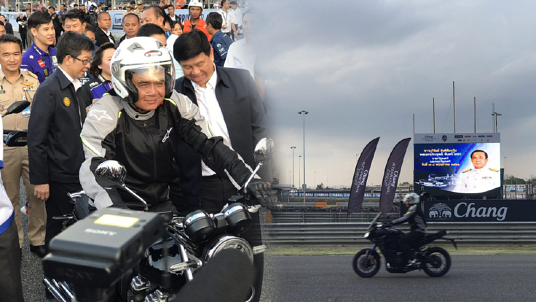 "บิ๊กตู่"สวมวิญญาณไบค์เกอร์! คว้า Yamaha FJ-09 900 CC ลงสนามช้างอารีน่า "บิ๊กตู่"สวมวิญญาณไบค์เกอร์! คว้า Yamaha FJ-09 900 CC ลงสนามช้างอารีน่า