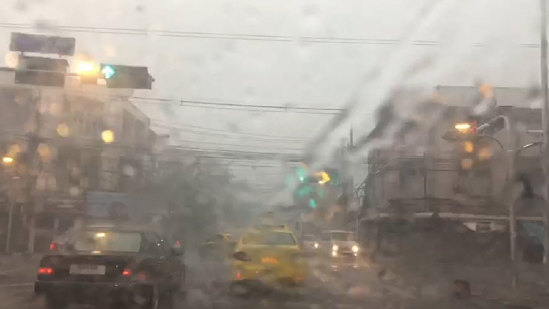 มาตามนัด! ฟ้าร้องสนั่น... ฝนถล่มกทม. หนักสุดเขตหลักสี่ มาตามนัด! ฟ้าร้องสนั่น... ฝนถล่มกทม. หนักสุดเขตหลักสี่