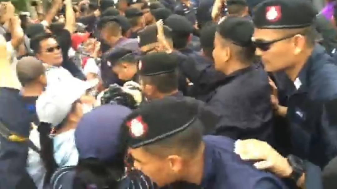 สดจากม็อบ! "ผู้ชุมนุม-ตร." ดันหน้าม.ธรรมศาสตร์ [Live]