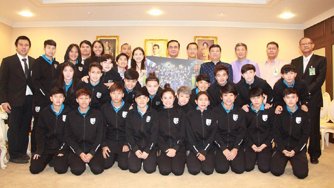 "มาดามแป้ง" นำทัพ "ชบาแก้ว" เข้าพบนายกฯ หลังคว้าตั๋วบอลโลก 2 ครั้งติด "มาดามแป้ง" นำทัพ "ชบาแก้ว" เข้าพบนายกฯ หลังคว้าตั๋วบอลโลก 2 ครั้งติด