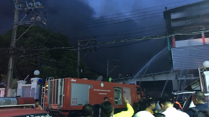 ไฟไหม้โรงงานหมวกกันน็อก อาคารทรุดแล้ว