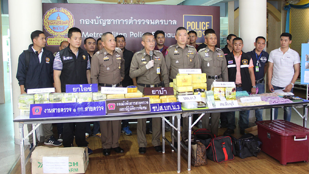 ตำรวจนครบาล รวบแก๊งค้ายาบ้าผ่านไปรษณีย์ บุกค้นถึงคอนโดฯ เจอยาเสพติดอือ...! ตำรวจนครบาล รวบแก๊งค้ายาบ้าผ่านไปรษณีย์ บุกค้นถึงคอนโดฯ เจอยาเสพติดอือ...!