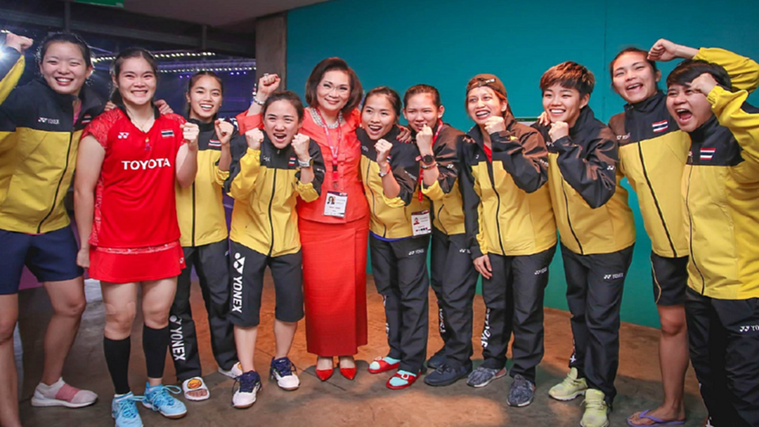 เคยเห็นกันมั้ย? ชมสเต็ป "คุณหญิงปัทมา" แด๊นซ์ฉลอง "ขนไก่สาวไทย" ลิ่วรอบรองฯ อูเบอร์ คัพ เคยเห็นกันมั้ย? ชมสเต็ป "คุณหญิงปัทมา" แด๊นซ์ฉลอง "ขนไก่สาวไทย" ลิ่วรอบรองฯ อูเบอร์ คัพ
