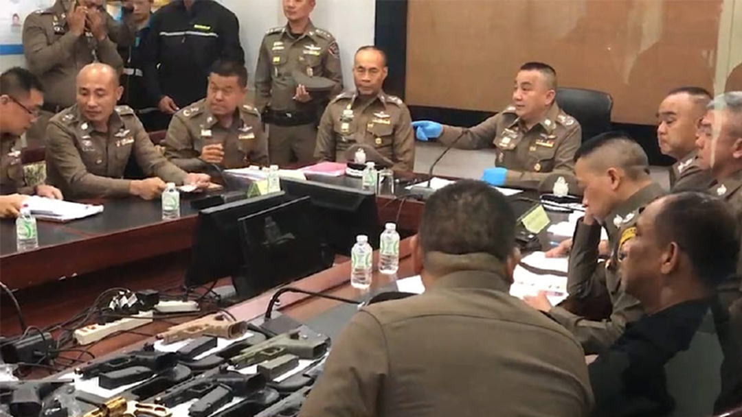 "ศรีวราห์" รับตัวผู้ต้องหาค้าอาวุธสงคราม ที่เตรียมก่อเหตุป่วนการชุมนุมกลุ่มคนอยากเลือกตั้ง "ศรีวราห์" รับตัวผู้ต้องหาค้าอาวุธสงคราม ที่เตรียมก่อเหตุป่วนการชุมนุมกลุ่มคนอยากเลือกตั้ง