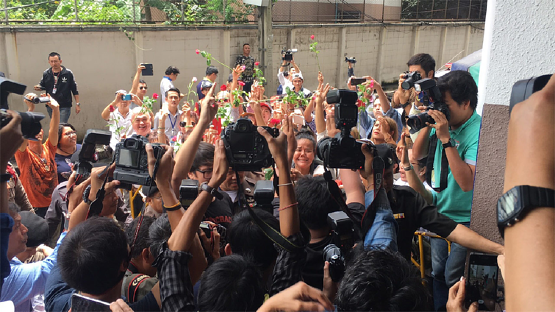 ตำรวจคุม 15 แกนนำคนอยากเลือกตั้งฝากขังผัดแรก มวลชนรอให้กำลังใจเพียบ ตำรวจคุม 15 แกนนำคนอยากเลือกตั้งฝากขังผัดแรก มวลชนรอให้กำลังใจเพียบ