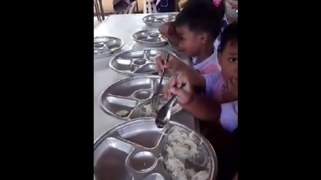 ตามคาด!! ไล่ ผอ.โรงเรียนบ้านท่าใหม่ให้เด็กอนุบาลกินขนมจีนคลุกน้ำปลา (มีคลิป) ตามคาด!! ไล่ ผอ.โรงเรียนบ้านท่าใหม่ให้เด็กอนุบาลกินขนมจีนคลุกน้ำปลา (มีคลิป)