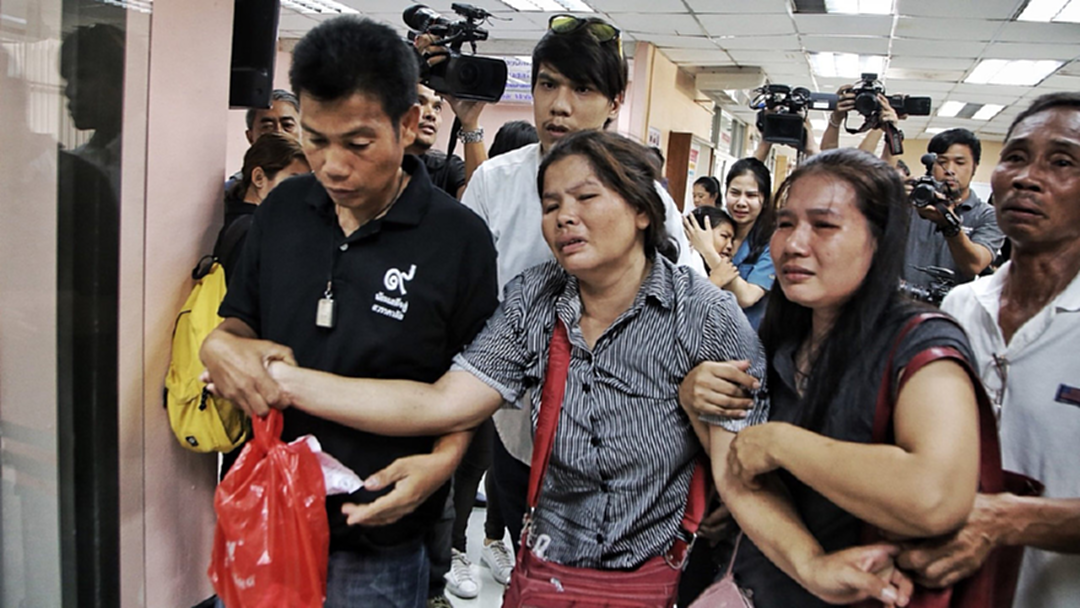 แม่ร่ำไห้รับศพ น้องอุ้ม สาวราชภัฎฯ ถูกอดีตแฟนหนุ่มยิงเสียชีวิต กับไปบำเพ็ญกุศล