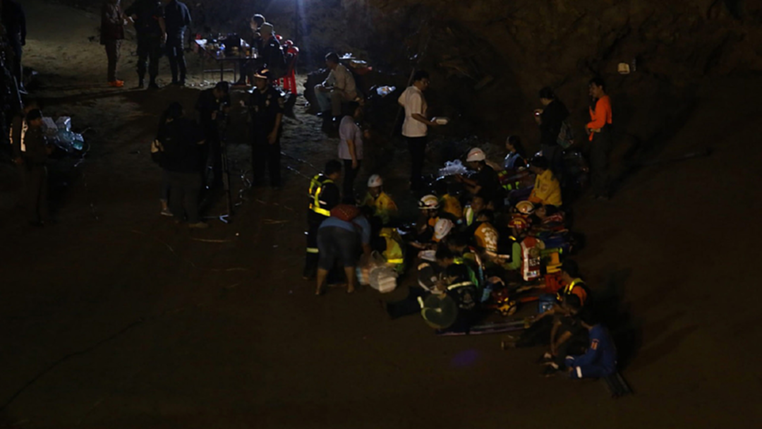 สแตนบายหน้าถ้ำหลวง พร้อมลุยต่อช่วย 13ชีวิต ระดับน้ำยังเพิ่ม สแตนบายหน้าถ้ำหลวง พร้อมลุยต่อช่วย 13ชีวิต ระดับน้ำยังเพิ่ม