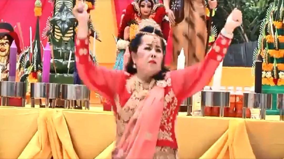 คนดัง! ร่างทรง “พุ่มพวง ดวงจันทร์” เต้นเพลง คนดังลืมควาย