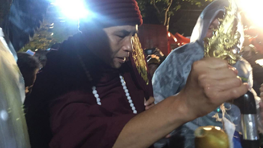 ครูบาบุญชุ่ม ทำพิธีสร้างขวัญกำลังใจหวังช่วย 13ชีวิตออกจากถ้ำหลวง