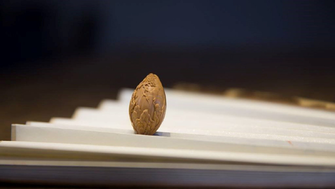 งานแกะสลักเมล็ดผลไม้ รายได้งดงาม ปีละ 5 แสน