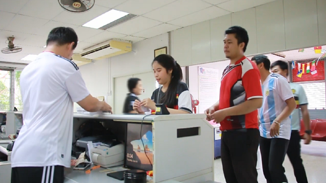 ขายวันแรกยอดพุ่ง 8 หมื่นฉบับ! ชาวปากน้ำโพซื้อไปรษณียบัตรทายผลบอลโลก 2018 คึกคัก ขายวันแรกยอดพุ่ง 8 หมื่นฉบับ! ชาวปากน้ำโพซื้อไปรษณียบัตรทายผลบอลโลก 2018 คึกคัก