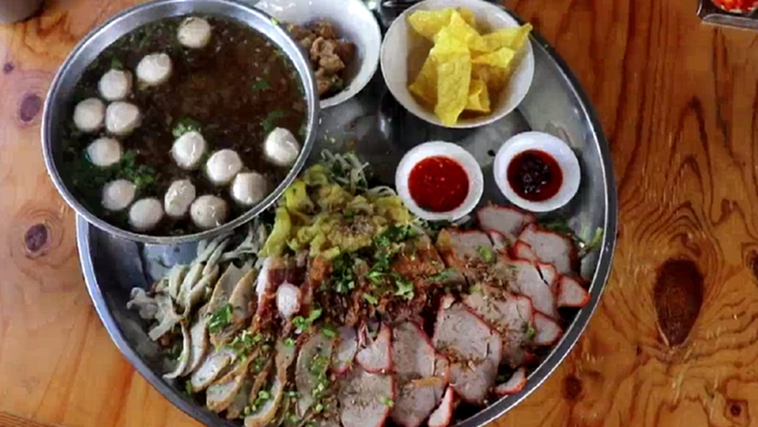 ก๋วยเตี๋ยวถาดสัตหีบ การันตีความ"ใหญ่ คุ้ม อิ่ม"!