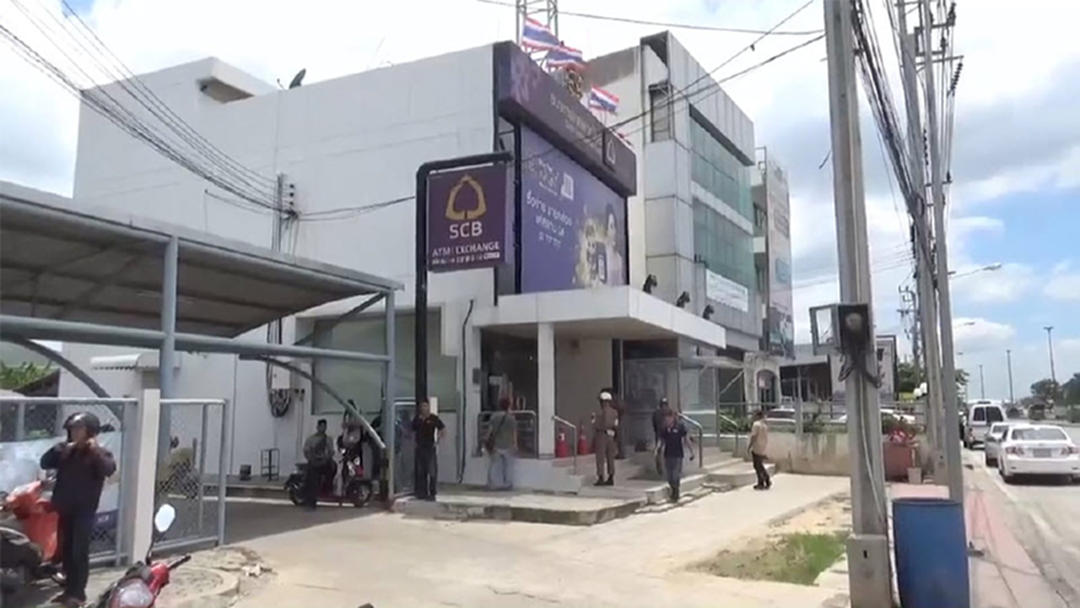 ด่วน! โจรบุกเดี่ยวควงปืน ปล้นธนาคารหอบเงินเกือบ 4 แสนบาทหลบหนี