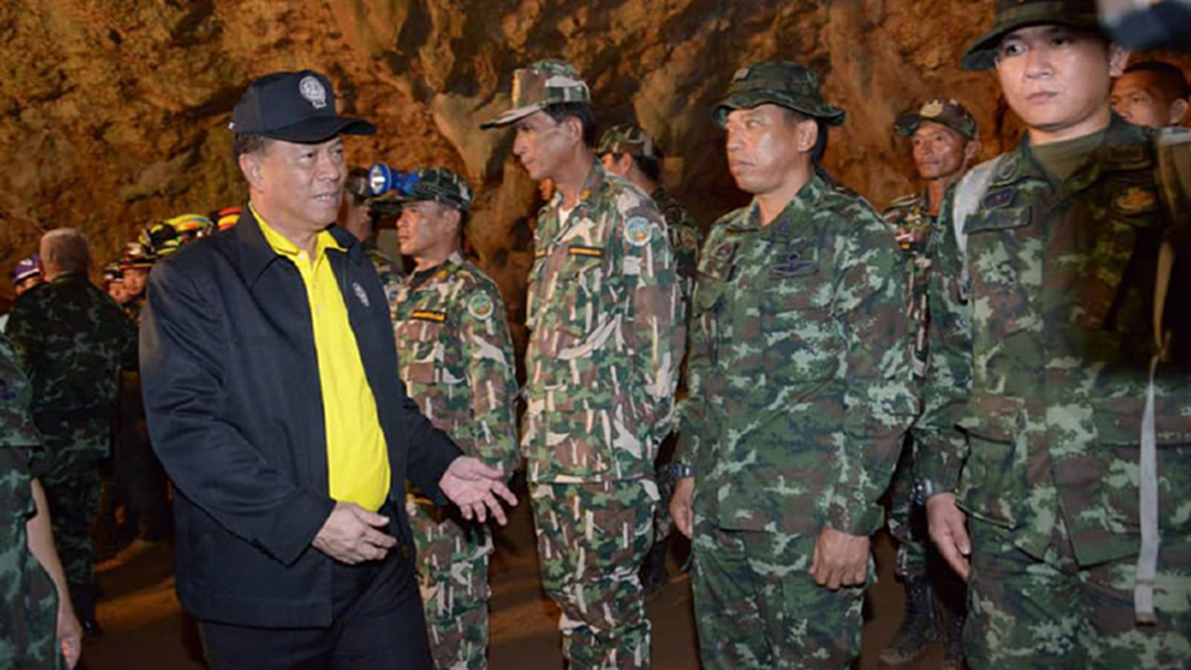 "อนุพงษ์" เผยเตรียมเจาะเปิดช่องเขา โรยตัวเข้าถ้ำหลวงช่วย 13 ชีวิตหมูป่าอะคาเดมี "อนุพงษ์" เผยเตรียมเจาะเปิดช่องเขา โรยตัวเข้าถ้ำหลวงช่วย 13 ชีวิตหมูป่าอะคาเดมี
