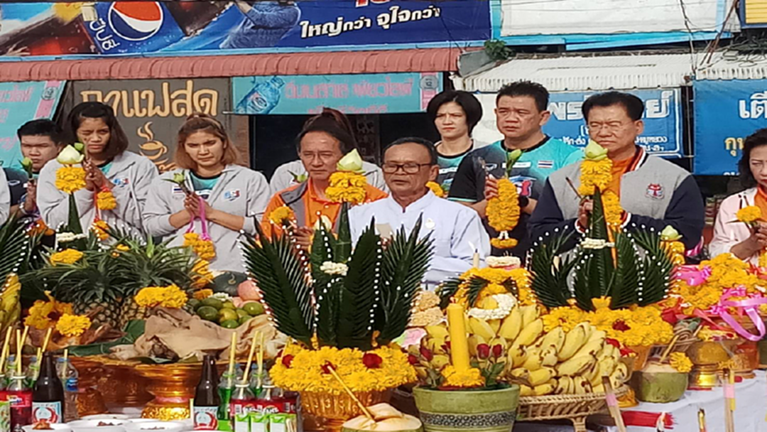 นักตบสาวทีมชาติไทยไหว้ขอพร 'ย่าโม' ก่อนสู้ศึกวอลเลย์บอลเนชั่นลีก นักตบสาวทีมชาติไทยไหว้ขอพร 'ย่าโม' ก่อนสู้ศึกวอลเลย์บอลเนชั่นลีก