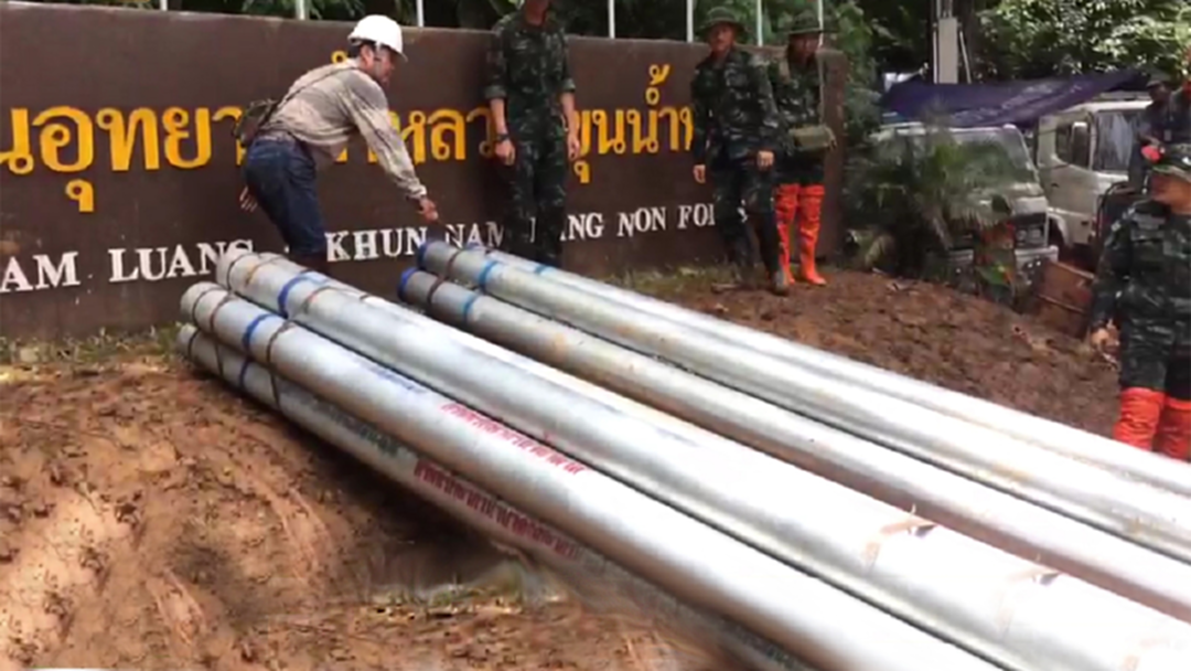 ระดับน้ำถ้ำหลวงเริ่มลดแล้ว เร่งลำเลียงสายยางสูบยังมีน้ำเข้าต่อเนื่อง [คลิป]