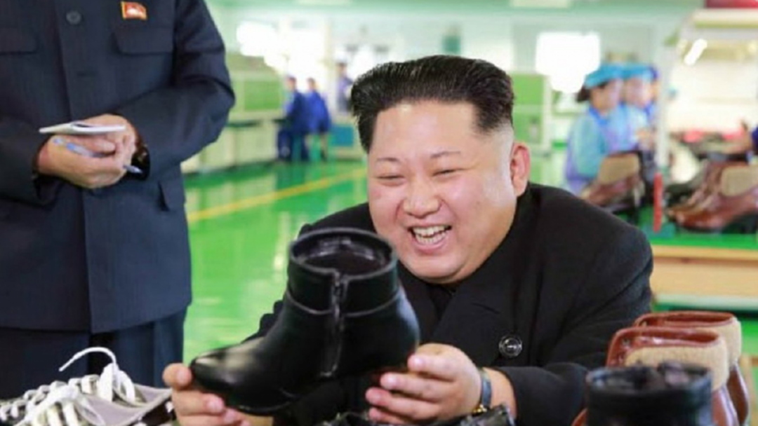 คาด ‘คิม จองอึน’ ใส่รองเท้าเสริมส้นประชุม กับ ‘โดนัลด์ ทรัมป์’ คาด ‘คิม จองอึน’ ใส่รองเท้าเสริมส้นประชุม กับ ‘โดนัลด์ ทรัมป์’