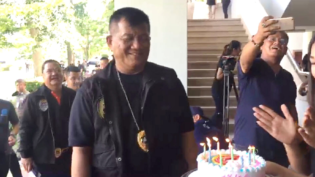 เขินสุด...!     "พล.ต.ท.สมหมาย" เจอนักข่าวเซอร์ไพรส์วันเกิดย้อนหลัง [คลิป]
