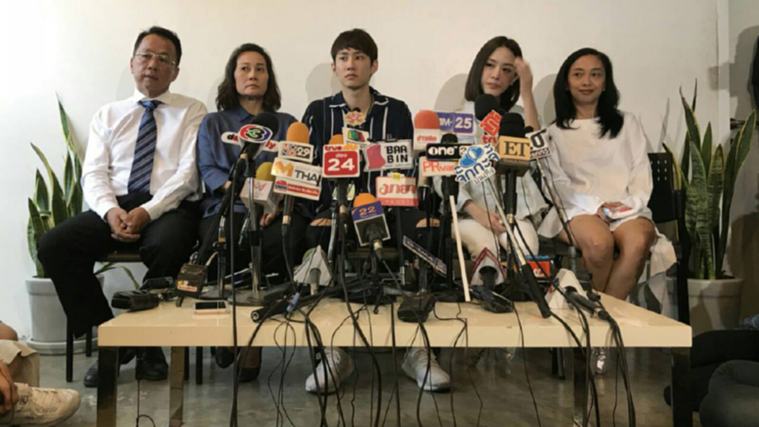 "กัปตัน ชลธร" ควง "มิ้งค์" แถลงตั้งท้องจริง ยืดอกรับผิดชอบความผิดพลาด "กัปตัน ชลธร" ควง "มิ้งค์" แถลงตั้งท้องจริง ยืดอกรับผิดชอบความผิดพลาด