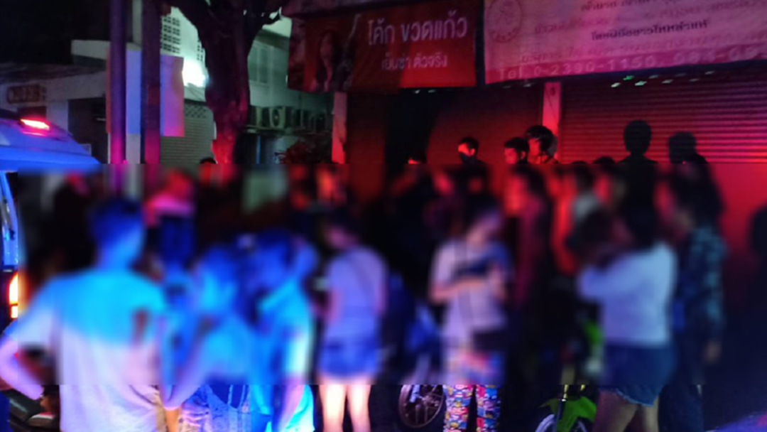 2 แก๊งโจ๋ยกพวกตะลุมบอน ถอยเก๋งทับขาคู่อริเจ็บสาหัส