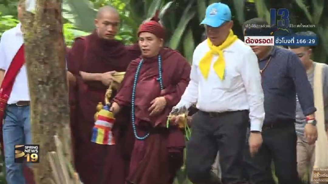 พระครูบาบุญชุ่ม เข้าถ้ำหลวงทำพิธีหวังช่วย 13ชีวิตทีมหมูป่ากลับออกมา (ดูสด) พระครูบาบุญชุ่ม เข้าถ้ำหลวงทำพิธีหวังช่วย 13ชีวิตทีมหมูป่ากลับออกมา (ดูสด)