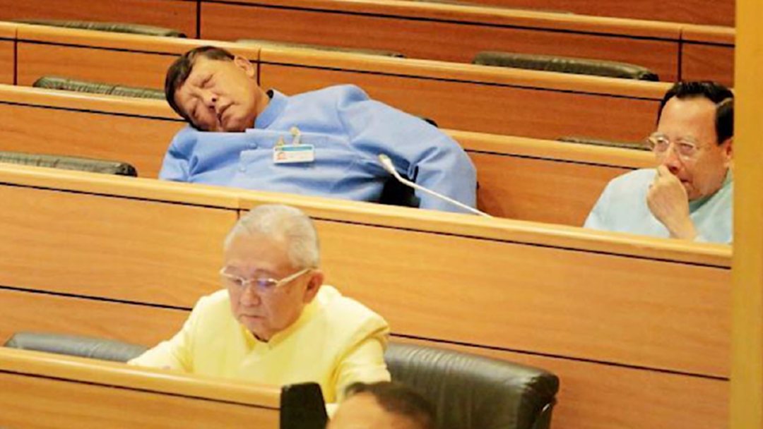 นายกฯ สั่งเช็กบิล สนช.งีบกลางที่ประชุม ขู่ไม่ให้ตำแหน่งอีก นายกฯ สั่งเช็กบิล สนช.งีบกลางที่ประชุม ขู่ไม่ให้ตำแหน่งอีก