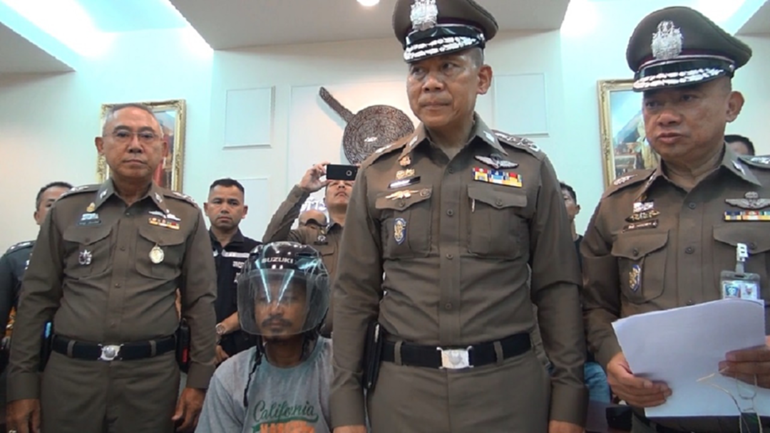 ตร.ระยอง รวบแล้วโจรผอมปล้นร้านทองกลางห้างดัง ตร.ระยอง รวบแล้วโจรผอมปล้นร้านทองกลางห้างดัง