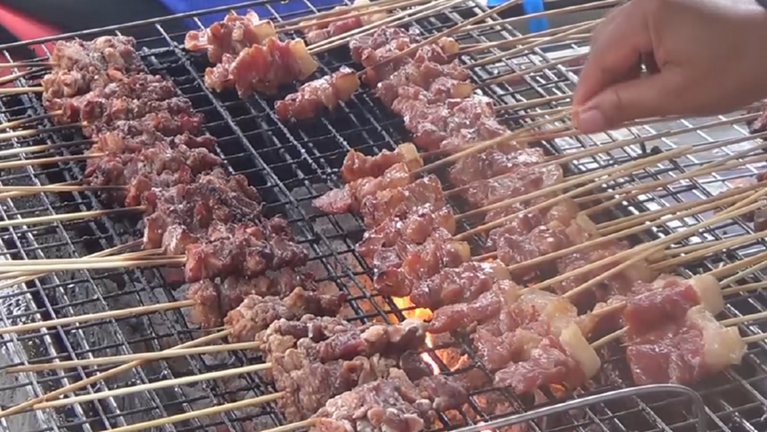 ถูกได้อีก! หมูปิ้งพะเยาไม้ละ 2 บาท ขวัญใจวัยคอซอง [คลิป]