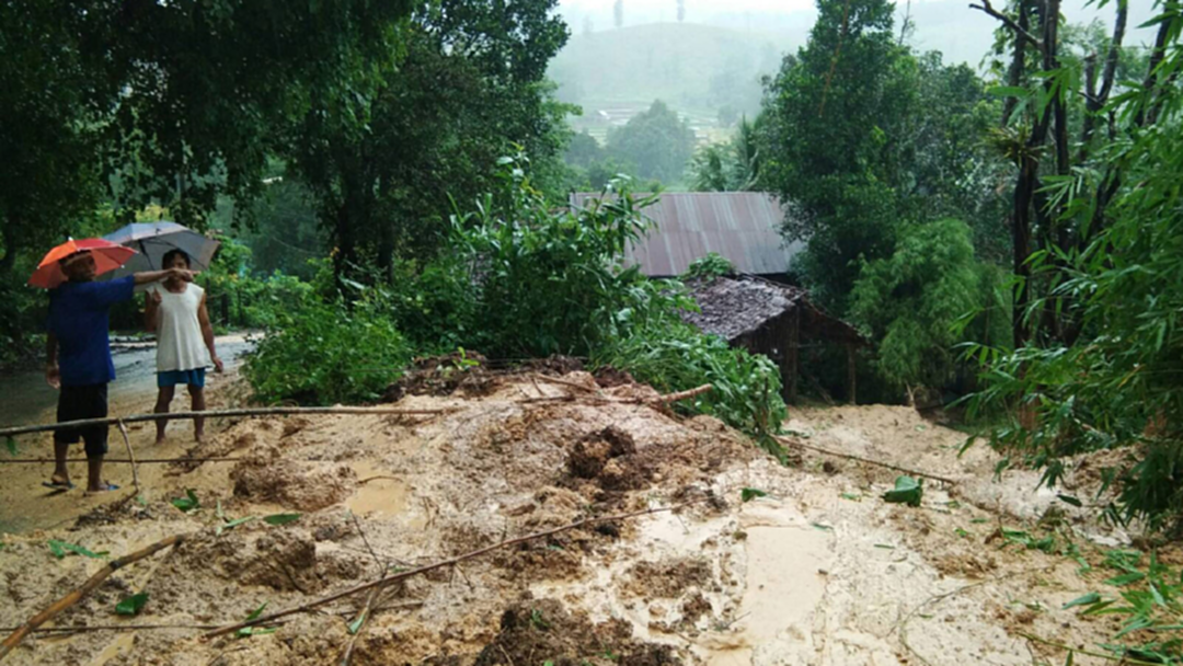 ฝนถล่มท่าสองยาง น้ำป่าหลากซัดบ้านประชาชนพังยับ ฝนถล่มท่าสองยาง น้ำป่าหลากซัดบ้านประชาชนพังยับ