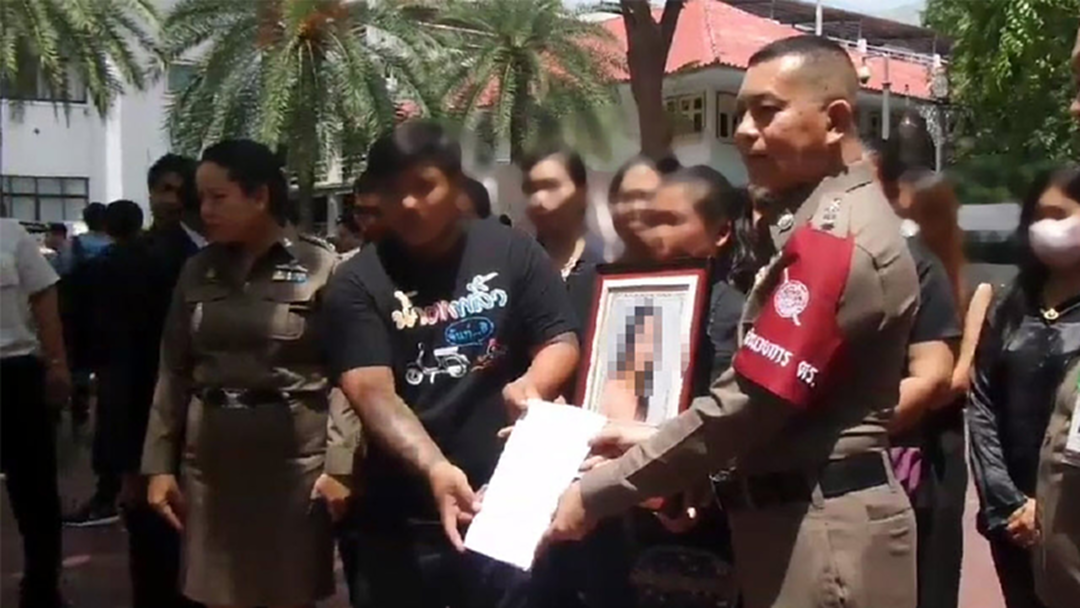 ญาติ "น้องกิ๊ฟ" ร้องขอสำนักงานตำรวจแห่งชาติ โอนคดีมาส่วนกลาง ญาติ "น้องกิ๊ฟ" ร้องขอสำนักงานตำรวจแห่งชาติ โอนคดีมาส่วนกลาง