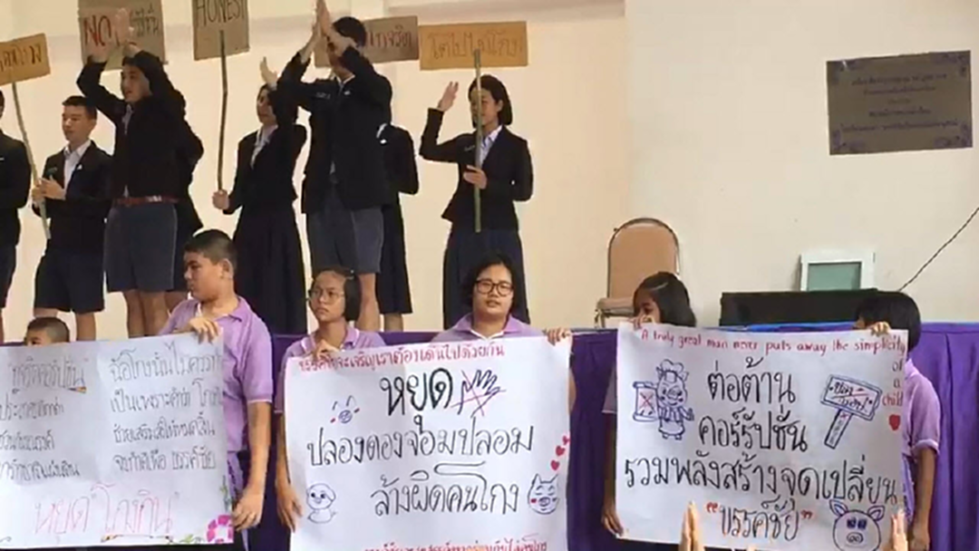 นักเรียน ผู้ปกครองขับไล่ ผอ.โรงเรียนดังสงขลา บริหารงานไม่โปร่งใส