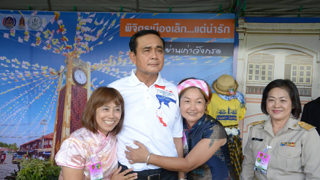 “บิ๊กตู่” ไม่ยอมให้สาวพิจิตรหอมแก้ม กลัวถูกกล่าวหาหวังผลการเมือง “บิ๊กตู่” ไม่ยอมให้สาวพิจิตรหอมแก้ม กลัวถูกกล่าวหาหวังผลการเมือง