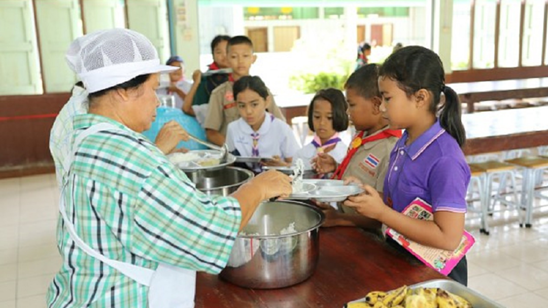 พร้อมเรียนทันที! "โรงเรียนประถมอ่างทอง" จับมือชุมชนจัดอาหารเช้าอย่างดีเลี้ยงนักเรียนนานกว่า 3 ปี พร้อมเรียนทันที! "โรงเรียนประถมอ่างทอง" จับมือชุมชนจัดอาหารเช้าอย่างดีเลี้ยงนักเรียนนานกว่า 3 ปี