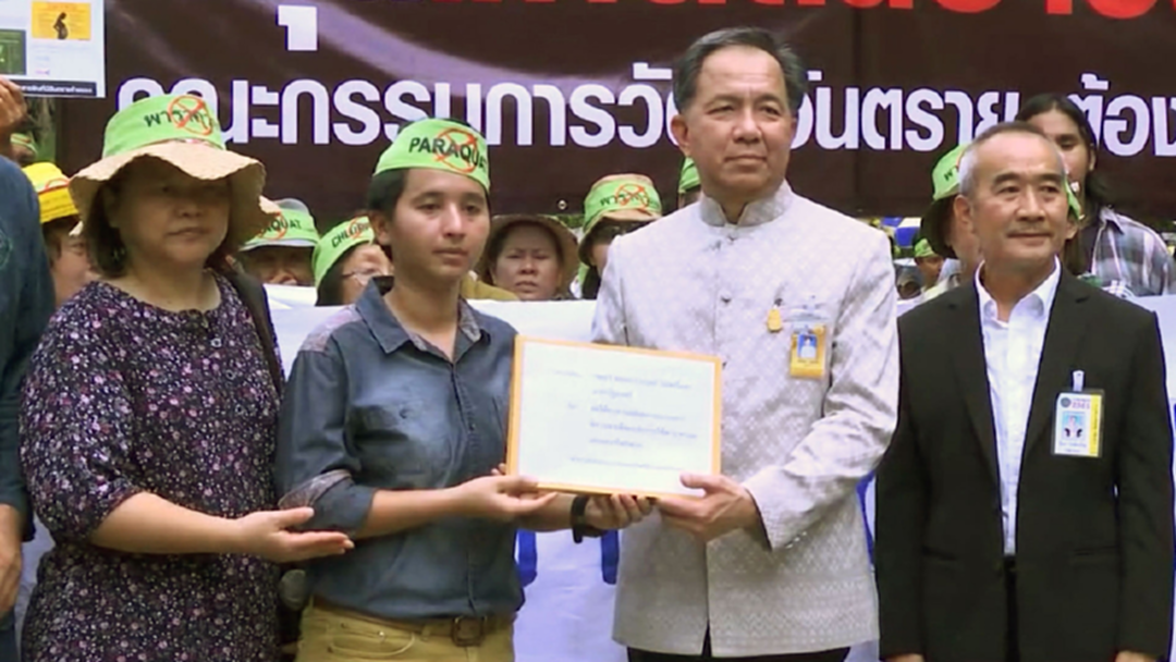 เกษตรกรเดือดร้อน! ชาวสวนยื่นหนังสือจี้รัฐ ยกเลิกสารพาราควอต เกษตรกรเดือดร้อน! ชาวสวนยื่นหนังสือจี้รัฐ ยกเลิกสารพาราควอต