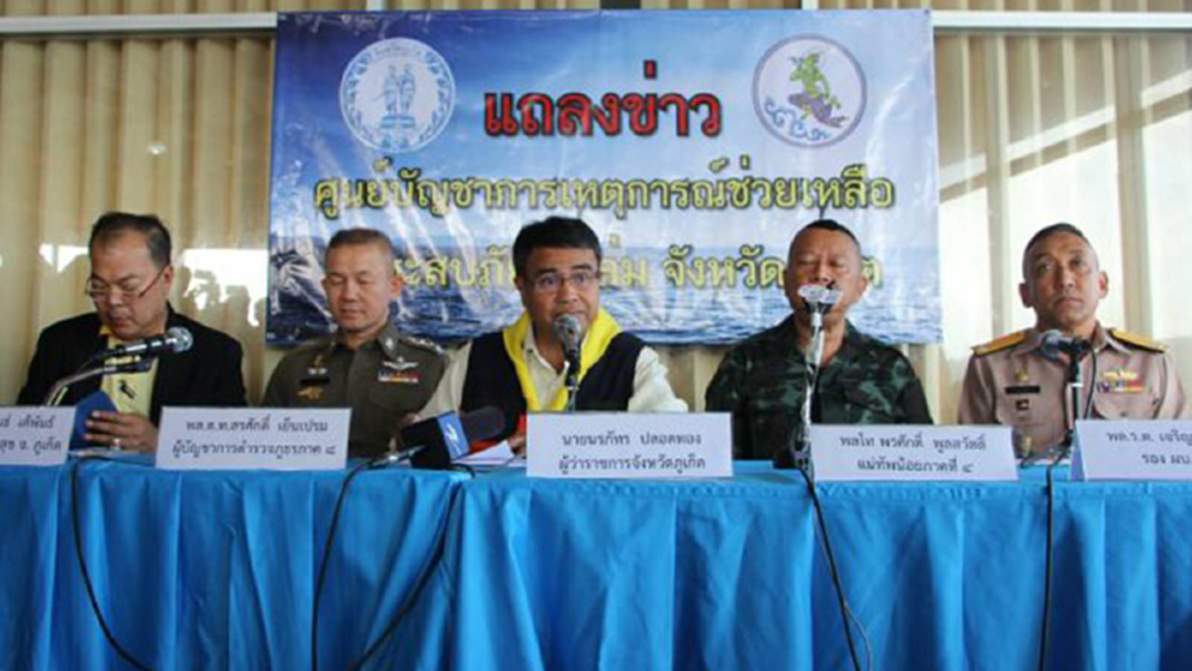 พร้อมนำอุปกรณ์ฉีดพ่นทราย นำร่างที่ถูกเรือทับออกมา