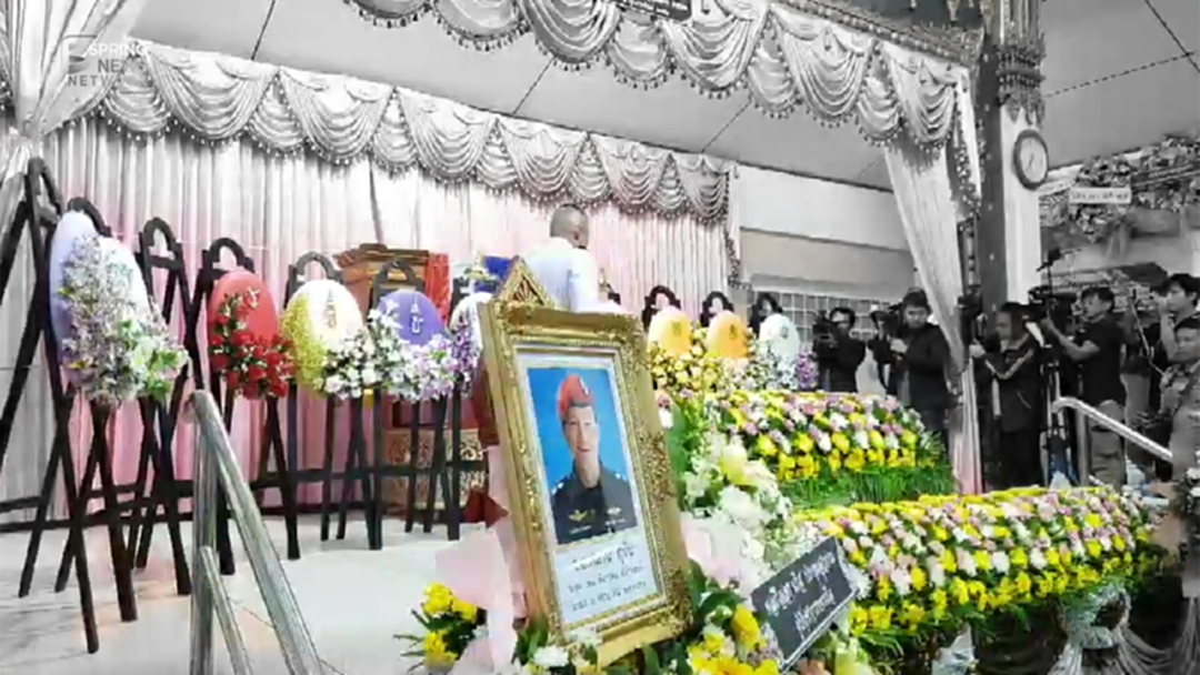 สมเกียรติ! พระบรมวงศานุวงศ์พระราชทานพวงมาลา "จ่าแซม" [คลิป]
