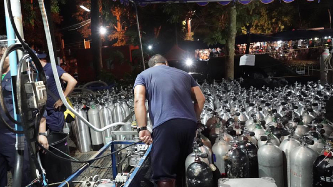 "หน่วยซีล" เร่งอัดอากาศเต็มที่ คาดว่าใช้เวลา 12 ชั่วโมง ค้นหา 13 ชีวิต "หน่วยซีล" เร่งอัดอากาศเต็มที่ คาดว่าใช้เวลา 12 ชั่วโมง ค้นหา 13 ชีวิต