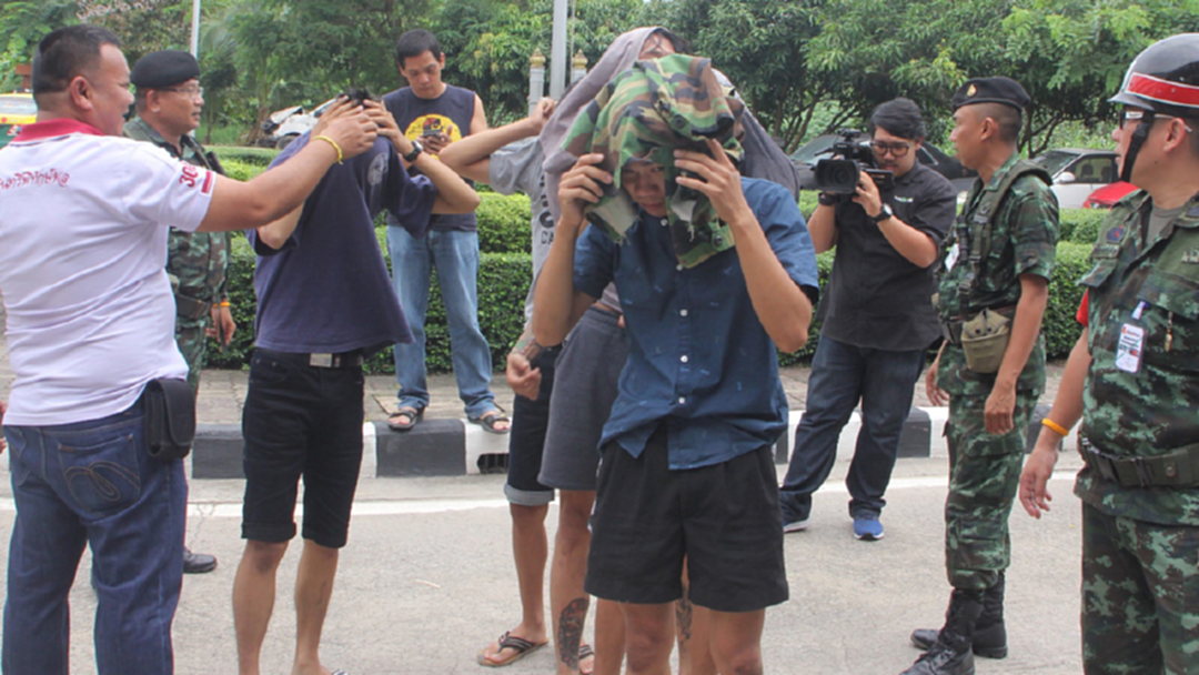 รวบแอดมินเพจ “ Grean The Gang “ แต่งเลียนแบบทหาร แกล้งคนปล่อยเสียงปืนทำแตกตื่น รวบแอดมินเพจ “ Grean The Gang “ แต่งเลียนแบบทหาร แกล้งคนปล่อยเสียงปืนทำแตกตื่น