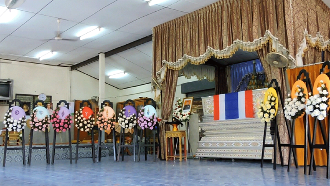 ผู้ว่าฯนราธิวาส อัญเชิญพวงมาลาพระราชทานวางหน้าหีบศพทหารพัฒนา ผู้ว่าฯนราธิวาส อัญเชิญพวงมาลาพระราชทานวางหน้าหีบศพทหารพัฒนา