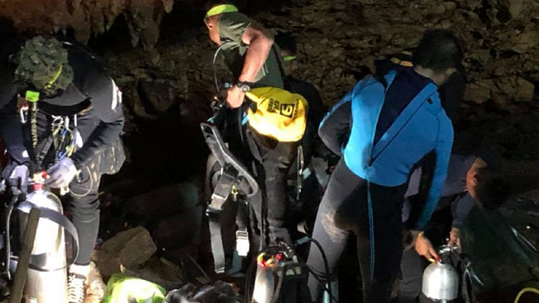 เร่งลำเลียงเพาเวอร์เจล-อุปกรณ์ยังชีพถึง 13ชีวิตหมูป่าในถ้ำหลวง